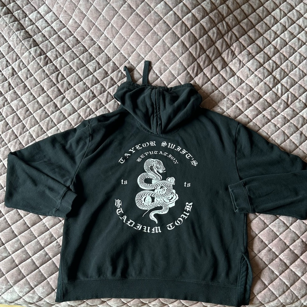 RARE Taylor Swift reputation Hoodie with Keychain!